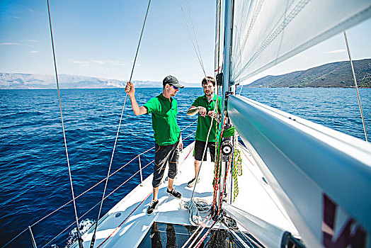 两个男人,游艇,靠近,海岸,克罗地亚
