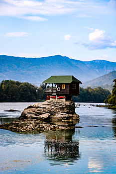 湖中小屋