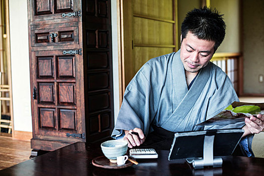 日本,男人,穿,和服,坐在地板上,传统,日式房屋,计算器,数码