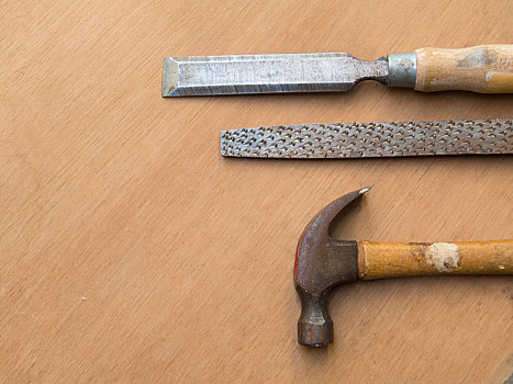 锤子,粗锉刀,凿子,木工,木桌子