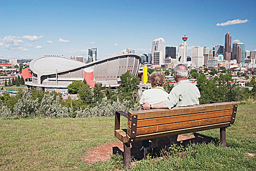 老年,夫妻,坐,长椅,远眺,卡尔加里,艾伯塔省,加拿大