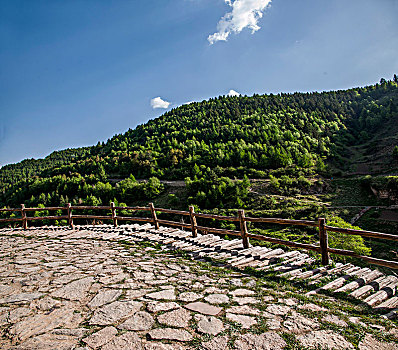 山西宁武县涔山乡悬空村,悬崖上的村庄,村中唯一比较宽敞的是用圆木铺架,栈道,上的村中广场