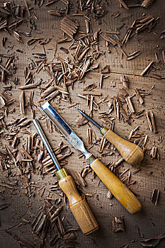 三个,手工工具,凿子,不同,形状,屑,表面,块,木头