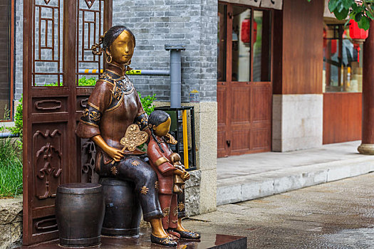 山东省即墨古城街头女人孩子雕塑