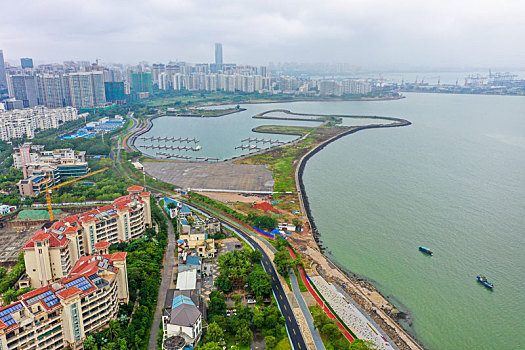 航拍海南海口龙华区北侧海岸线,美源国际游艇会,海口湾1号海景住宅区,世纪公园音乐广场,恒大美丽沙等