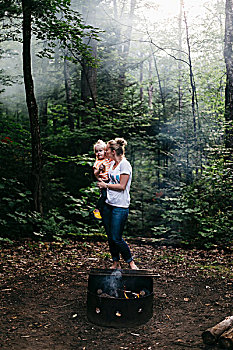 母亲,女儿,吻,脸颊,树林,营火,亨茨维尔,加拿大