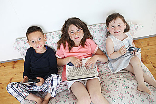三个孩子,不同,电子装置,客厅