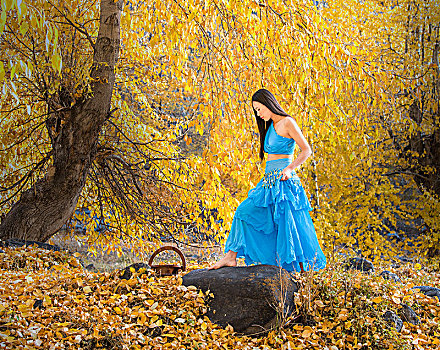 新疆,树林,秋色,黄叶,美女
