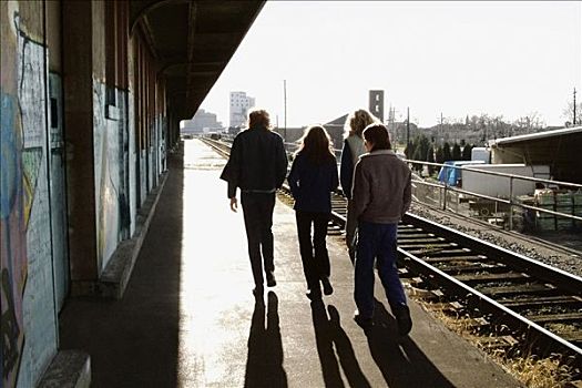 后视图,三个男人,女人,走,火车站