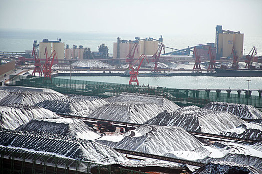 山东省日照市,雪后的港口生产,热辣滚烫