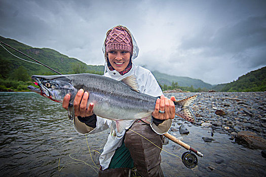 女渔者,拿着,向上,抓住,粉色,三文鱼,河,阿拉斯加,美国