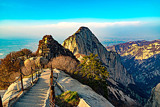 华山东峰和西风景观