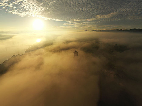 广西梧州云雾缭绕如仙境