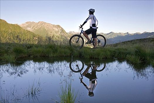 山地自行车,岸边,高山湖,北方,提洛尔,奥地利,欧洲