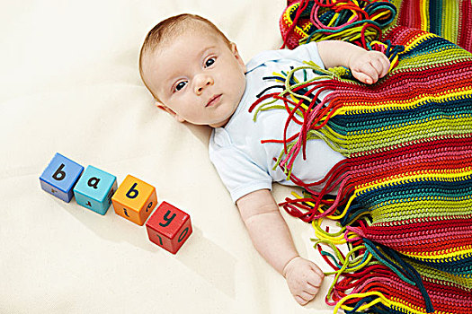 男婴,卧,条纹,毯子,积木,拼写,婴儿