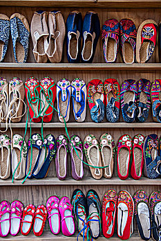 云南大理洱海边双廊古镇店铺里的绣花鞋
