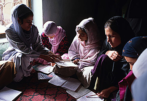 教育,家,学校,少女,工作,联系,喀布尔,女孩,学习,读,书写,职业训练,地毯,编织,缝纫