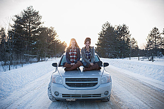 两个女人,坐,引擎盖,雪中