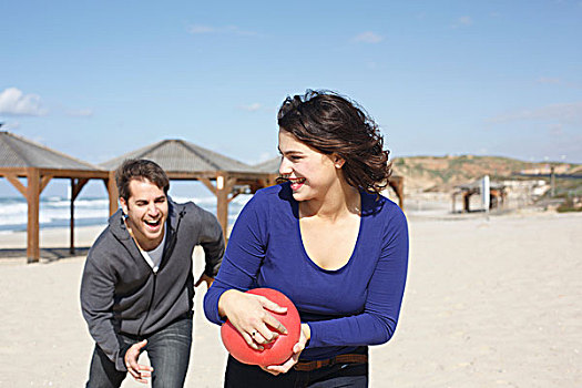 年轻,情侣,跑,球,海滩,特拉维夫,以色列