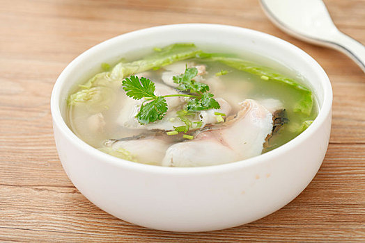 鲜鱼生菜汤
