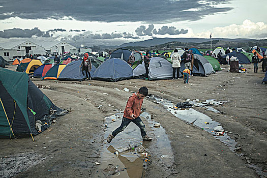 难民,露营,希腊人,马其顿,边界,男孩,玩,重,雨,中马其顿,希腊,欧洲