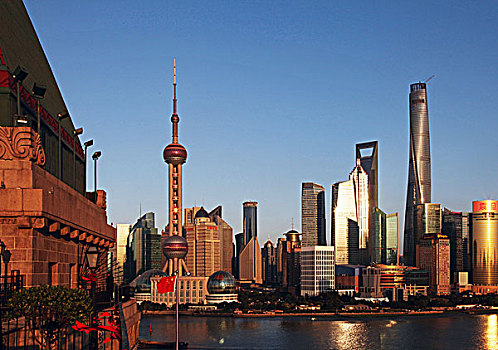 从上海外滩费尔蒙和平饭店眺望浦东陆家嘴,上海中心大厦已巍然矗立