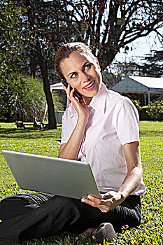 职业女性,交谈,手机,笔记本电脑,公园