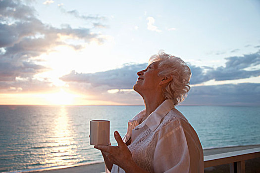 老年,女人,喝咖啡,日出