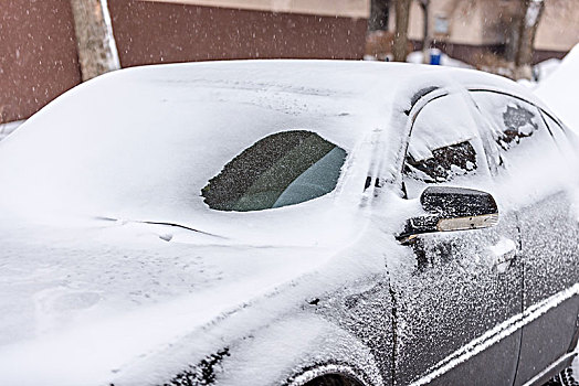 大雪覆盖的汽车