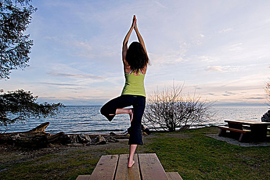 女人,练习,瑜珈,海滩,靠近,不列颠哥伦比亚省,温哥华,海岸,山区,加拿大