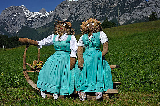 两个,稻草,娃娃,阿尔斯村姑装,服装,坐,雪橇,长,跑步,草地,拉姆绍北贝希特斯加登,贝希特斯加登地区,地区,上巴伐利亚,巴伐利亚,德国,欧洲