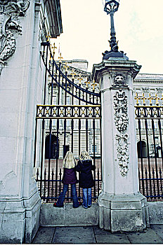 两个女孩,看穿,大门,白金汉宫,伦敦,英格兰