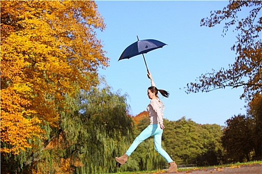 可爱,女孩,跳跃,伞,秋天,公园