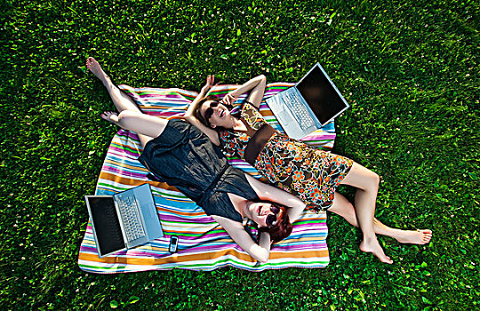 两个,年轻,女人,笔记本电脑,手机,电话,毯子,草