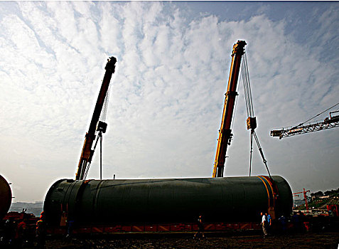 重庆李家沱大件货场装卸工正在吊载大型锅炉