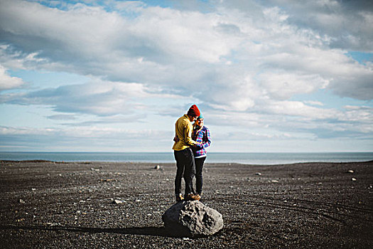 中年,夫妻,站立,上面,漂石,面对面,搂抱,火山地貌,冰岛