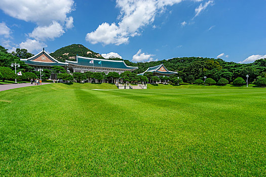 韩国总统府青瓦台本馆及草地风光