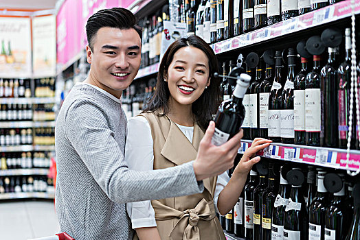 年轻夫妻在超市购物