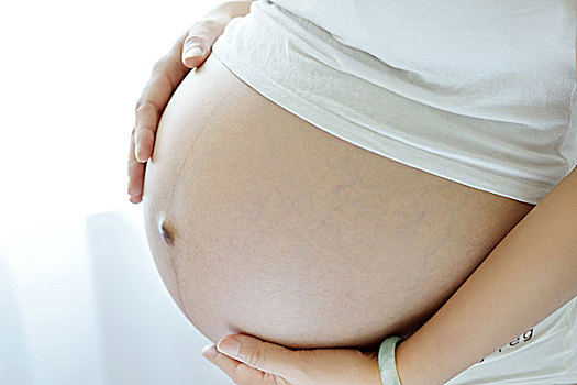 孕妇抚摸着肚子