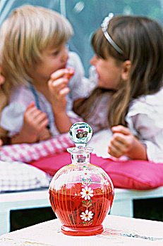 瓶子,草莓汁,两个女孩,背景