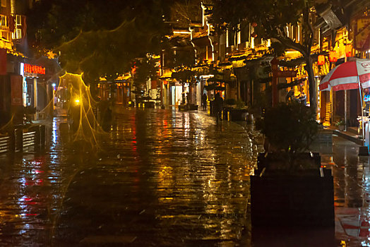 贵州镇远古城雨夜
