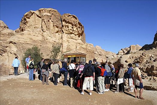 游客,正面,中心,峡谷,入口,古老,纳巴泰,石头,城市,佩特拉,山谷,约旦,中东,亚洲
