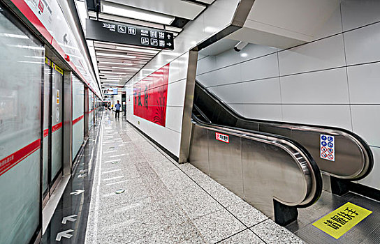 城市轨道交通地铁站站台月台