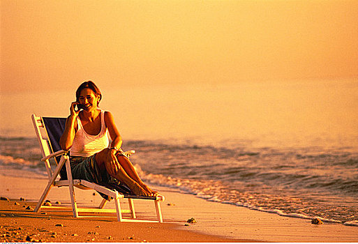坐,女人,折叠躺椅,手机,海滩,日落