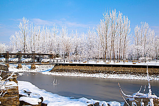 覆盖着厚厚的白雪的湖边观景平台