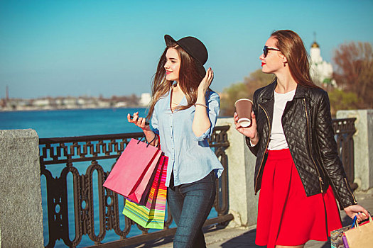 两个女孩,走,购物,城市,街道