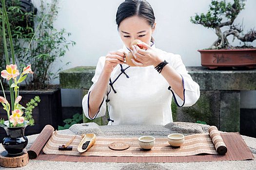 女茶艺师做茶道