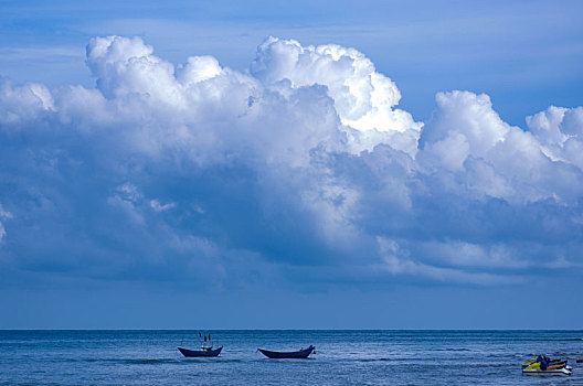 渔船,船坞,船,海,海水,海平面,大海,风平浪静,平静,海浪,波浪,辽阔,广阔,潮水,白云,蓝天,通行,目的地,航行,行驶