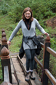 女人,穿过,步行桥,不丹,山谷,地区