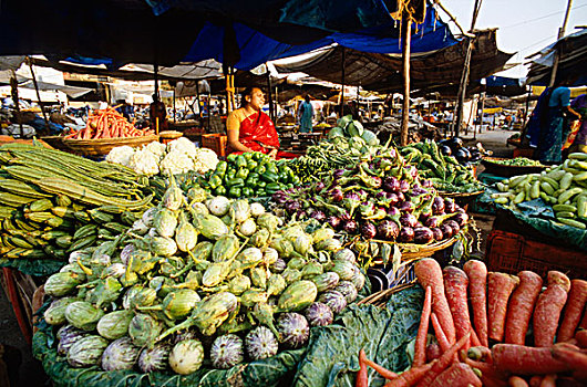 女人,销售,蔬菜,市场,堤岸,河,纳西克,马哈拉施特拉邦,印度,亚洲